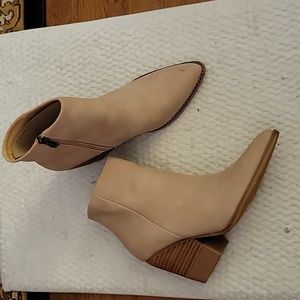 ARider Girl light tan textured stack heel Western ankle boots Inside zip…8 New